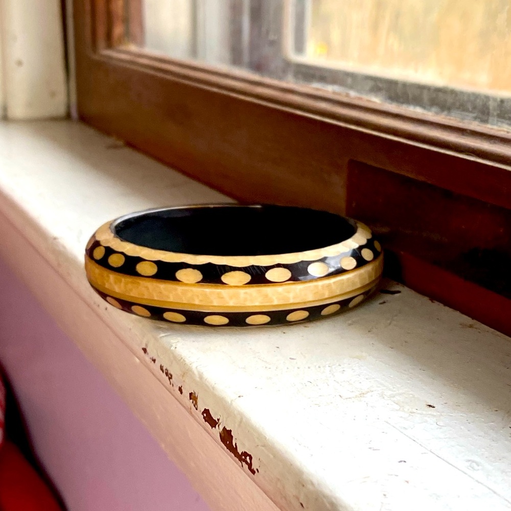 Gorgeous VTG chunky lucite bangle bracelet,layered,carved brown/cream oval dots